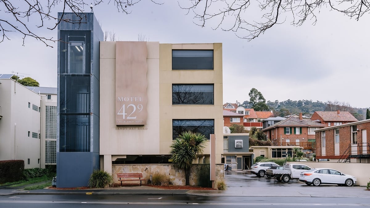 Motel 429-03803-1